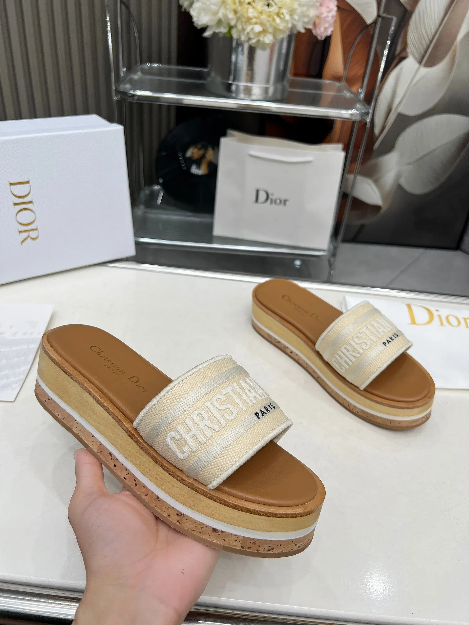 👟👟Ex-factory price 520👟👟 Dior's new spring and summer IVIETA DWAY jelly-colored flat-soled one-slip women's shoes with CD letter logo three-dimensional embroidery thick-soled round-toe open-toe slippers. The original version is developed to be the top version on the market. It feels soft and delicate on the feet and is extremely comfortable. Material: Upper imported raffia electric embroidery high-temperature water-soluble cotton technical fabric + water-dyed cowhide foot lining + original consistent combination outsole Outsole: original outsole Size: 35-42 (40.41.42 custom-made, non-refundable and non-exchangeable)